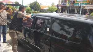 Mobil Ditinggal Pemilik Ngopi, Kaca Mobil Dipecahkan Maling Uang 320 Juta Ludes