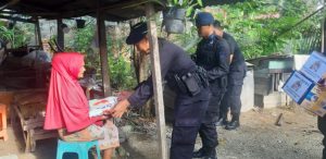 Jumat Berokah Brimob Kompi 2 Batalyon B Pelopor Satbrimob Polda Aceh Berikan Bantuan di Desa Matang Seulimeng