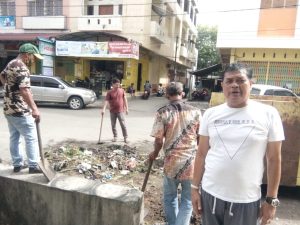 Sejumlah warga Bandar Bireuen, Gotong Royong bersihkan sampah