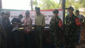 Camat Puncak Bersama Pemdes Sibanggor Julu Saluran BLT Kepada 320 Kepala Keluarga