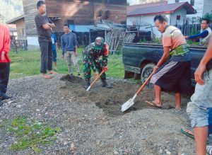 Babinsa Ini Bersama Warga Gotong-royong Membenahi Masjid Desa Kuning