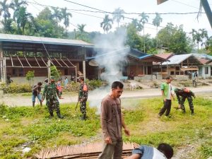 Bersama Masyarakat, Babinsa Gotong-royong Bersihkan Lingkungan Desa