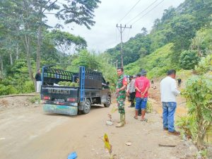Jalan Tertutup Karena Longsor, Babinsa Koramil 09/Putri Betung Bantu Arus Lalulintas
