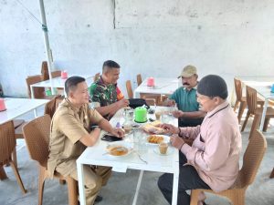Implementasikan Metode Binter, Babinsa 22/Lgsb Komsos Bersama Perangkat Desa