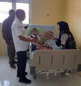 Camat Simpang Keuramat Jenguk dek Alvi Penderita Bocor Jantung