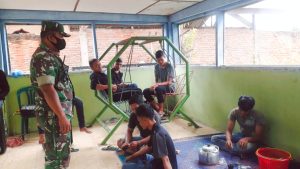 Babinsa Tungel Komsos dengan Masyarakat Desa Binaan