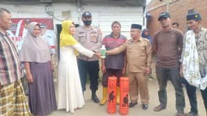 Pengulu Kampung Blang Bengkik Bagikan Mulsa kepada Masyarakat
