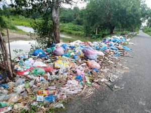 Sampah Menumpuk Di Pinggiran Sungai Beureunuen Kata Abu Sabar, Begini Respon DLH Pidie