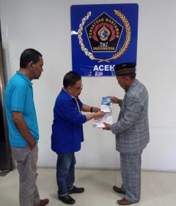 Adnan NS Serahkan Buku ‘Pers Aceh dalam Lintasan Sejarah’ untuk PWI