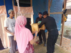 Brimob Kompi 2 Batalyon B Pelopor Satbrimob Polda Aceh Berikan Bantuan di Desa Alu Brawe Kec. Langsa Kota Pemko Langsa