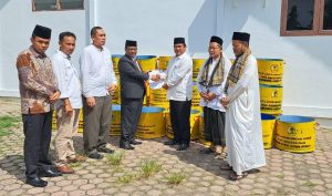 Ciptakan Lingkungan Sehat dan Bersih, H. Azalifuazi Serahkan Ratusan Tong Sampah