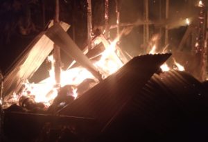 Dini Hari, Damkar Pidie Berjibaku Padamkan Gudang Jeumpueng