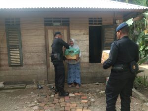 Brimob Berbagi Di Gampong Seuneubok