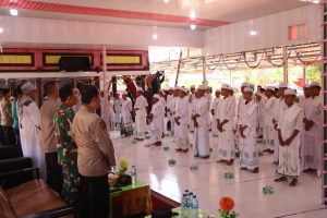 Kedatangan Tim Divhumas Polri di Dayah Khairuddaraini Padang Tiji Diiringi Salawat