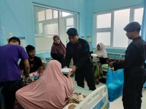 Brimob Aramiah Berbagi Nasi Kota Di RSUD Langsa