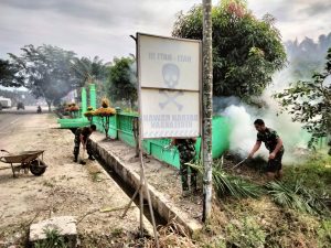 Ciptakan Lingkungan Bersih, Anggota Koramil 22/Lgsb Kerja Bakti Pembersihan Pangkalan