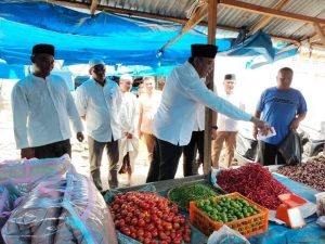 Bupati Sukhairi Kembali Salurkan Gajinya Untuk Pedangang Pasar Baru Panyabungan