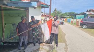 TNI Polri Ajak Warga Pasang Bendera Merah Putih, Sambut HUT RI ke 77