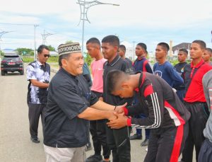 Semangati Personel Paskibra, Pj Bupati Pidie Ikut Nyanyikan Lagu Berkibarlah Benderaku Saat Meninjau Pusat Latihan HUT Ke-77 RI