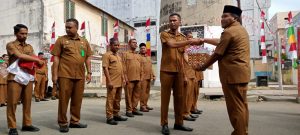 Gerakan 10 Juta Bendera HUT Ke-77 RI Di Tower Merah Putih Sigli, Secara Simbolis Dibagikan Oleh Pj Bupati Bersama Unsur Forkopimda
