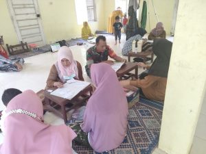 Dampingi Giat Posyandu, Babinsa Darul Ihsan Bantu Cek Kesehatan Balita
