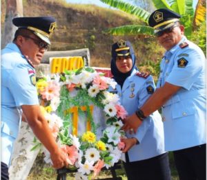 Ziarahi TMP Dalam Rangka HDKD 2022, UPT Wilker Pidie Kemenkumham Aceh Lakukan Tabur Bunga