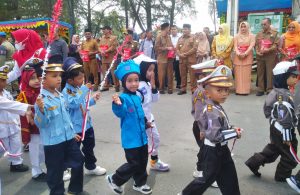 Ribuan Warga Saksikan Karnaval Pelajar HUT Ke-77 RI Di Pidie