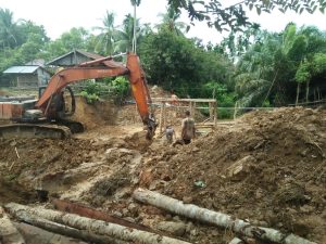 Sikapi Keluhan Warga, Pj Bupati Aceh Timur Bangun Jembatan Rusak di Desa Bandrong