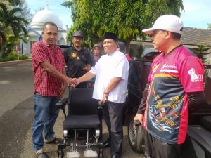Dua Difabel Dapat Bantuan Betor Dan Kursi Roda Dari Kemensos, Diserahkan Oleh Pj Bupati Pidie
