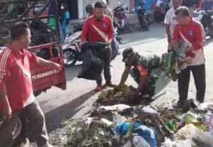 Babinsa Ramil 02/Lgs, Sigap Bantu Petugas Bersihkan Tumpukan Sampah