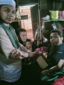 Alumni Ponpes Darul Ikhlas Bantu Guru Mengaji Yang Mengalami Penyakit Aneh