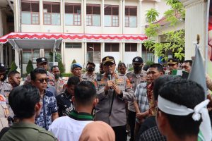 Sikap Humanis Kapolres Langsa, Pendemo Santun dan Tertib