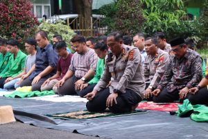 Kapolres Jadi Imam Shalat, Peserta Demo Tertib dan Taat