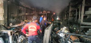 Brimob Kompi 2 Batalyon B Pelopor Aramiah Bantu Padamkan Kebakaran Ruko