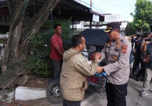 Bantu Warga Terdampak Kenaikan BBM, Polisi Kucur 300 Paket Beras di Langsa