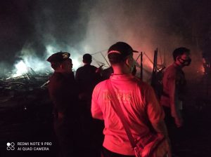 Brimob Kompi 2 Batalyon B Pelopor Satbrimob Polda Aceh Bantu Warga Padamkan Kebaran Rumah milik Warga di Gampong Kapa