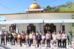 Tempuh Lokasi Penerima Zakat Dengan Roda dua, Kapolres Salurkan Zakat Penghasilan Personil Kepada Janda Beranak Dua