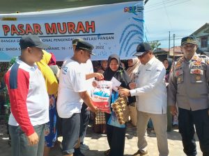 PJ. Walikota Lhokseumawe Terjun Lagsung Kelapangan Bagi Sembako Untuk Masyarakat