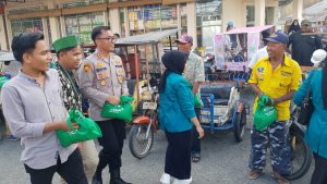 Kapolres AKBP Nova Suryandaru Salurkan Paket Sembako kepada Warga Kurang Mampu