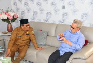 Berharap Masukan Untuk Pembangunan Pidie, Pj Bupati Bersilaturahmi Ke Kediaman Abu Doto