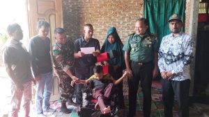 Harapan Orang Tuannya Terkabul, Rajif Fandi Bocah Penderita Lumpuh Layu Dapat Bantuan Kursi Roda Dari Dandim Pidie
