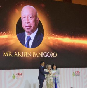 Pendiri Medco Grup Terima Lifetime Achievement Award dari IPA