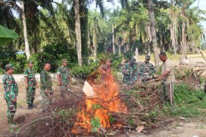 Sambut HUT TNI, Kodim 0104/Atim Gelar Gotong Royong Bersihkan Taman Makam Pahlawan
