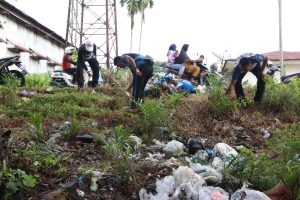 Ciptakan Lingkungan Sehat, Pemko Dan Kodim 0104/Atim Bersinergi Gotong Royong Bersihkan Sampah