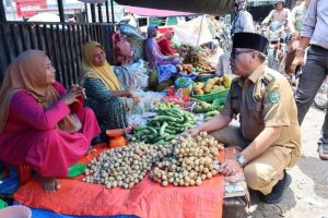 Bupati Sukhairi Kembali Salurkan Gajinya Untuk Pedagang Pasar Lama Panyabungan