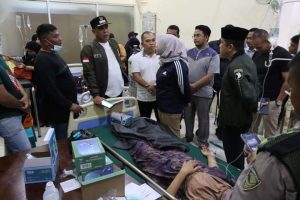 Bupati, Wakil Bersama Ketua DPRD Madina Besuk Warga Dua Desa di RSUD Panyabungan