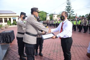 Kapolres Langsa Pimpin Sertijab Kapolsek Langsa Timur dan 14 Personil Berprestasi Terima Penghargaan