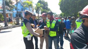 Aksi Humanis Personil Sat Lantas Bagi bagi minuman Mineral, Saat Aksi Unjuk Rasa di Gedung DPRK Aceh Tengah