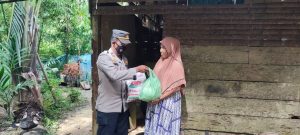 Peduli Warga Kurang Mampu, Kapolsek Idi Tunong Serahkan Bantuan Sembako