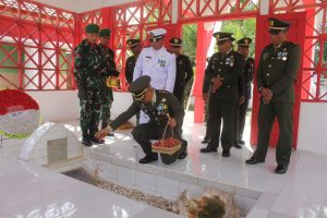 Dandim 0107/Asel Pimpin Upacara Ziarah dan Tabur Bunga di Makam Pahlawan Teuku Cut Ali
